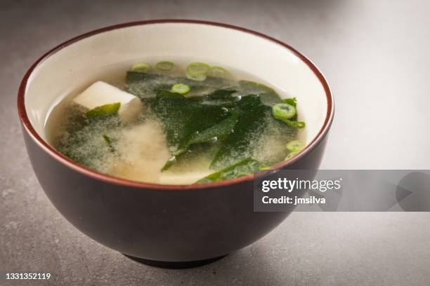 tofu soup - miso sauce stockfoto's en -beelden