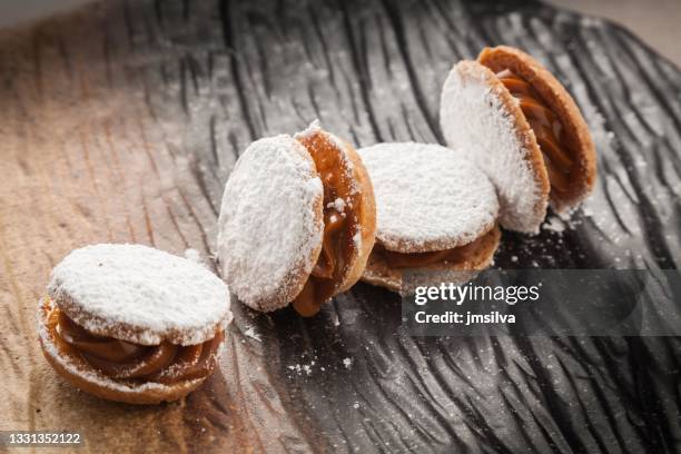 alfajores with dulce de leche - alfajor stockfoto's en -beelden