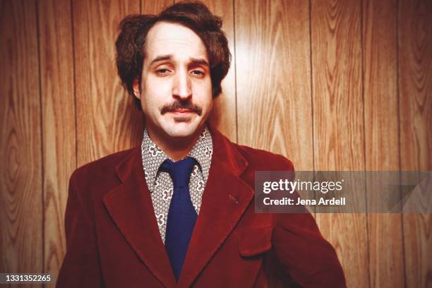 1970s man, retro man suit and tie - 80's hair stockfoto's en -beelden