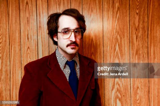retro businessman, 1970s nerd, 1980s nerd, retro man wearing glasses - 1970 imagens e fotografias de stock