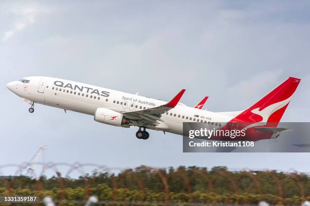 qantas boeing 737 departing brisbane - qantas stock pictures, royalty-free photos & images