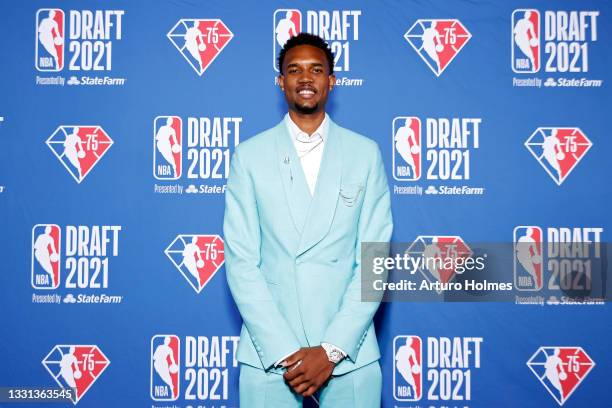 Evan Mobley poses for photos on the red carpet during the 2021 NBA Draft at the Barclays Center on July 29, 2021 in New York City.