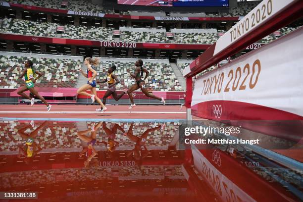 Athletes compete during round one of the Women's 800m heats on day seven of the Tokyo 2020 Olympic Games at Olympic Stadium on July 30, 2021 in...