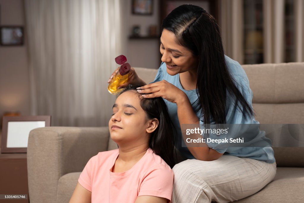 Klinik umoral notifikation Mother Gives Oil Head Massage To Her Daughter At Home High-Res Stock Photo  - Getty Images