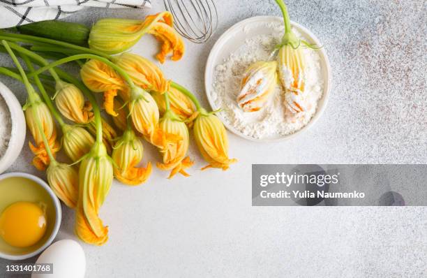 courgette flowers before cooking - calabacín fotografías e imágenes de stock