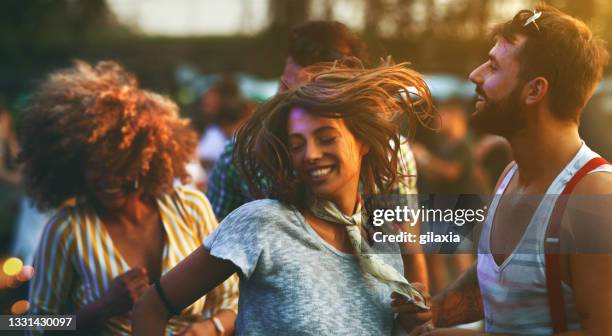 group of friends dancing at a concert. - celebrating the songs voice of gregg allman backstage audience stockfoto's en -beelden