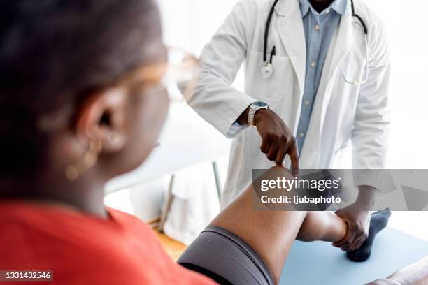 doctor’s do it for the health of it - knie stockfoto's en -beelden