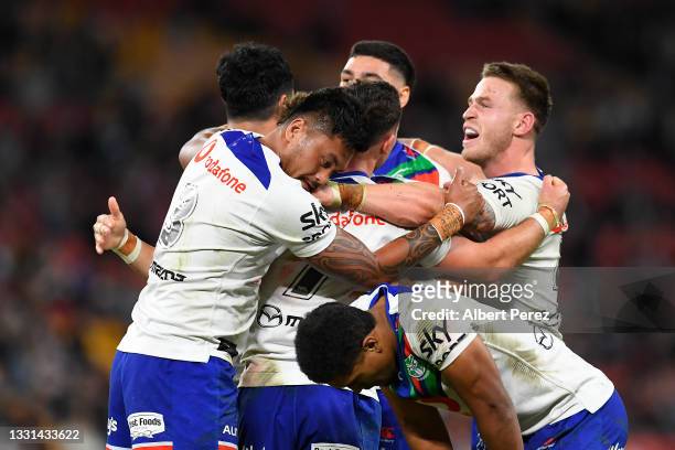 Warriors celebrate victory during the round 20 NRL match between the Wests Tigers and the New Zealand Warriors at Suncorp Stadium, on July 30 in...