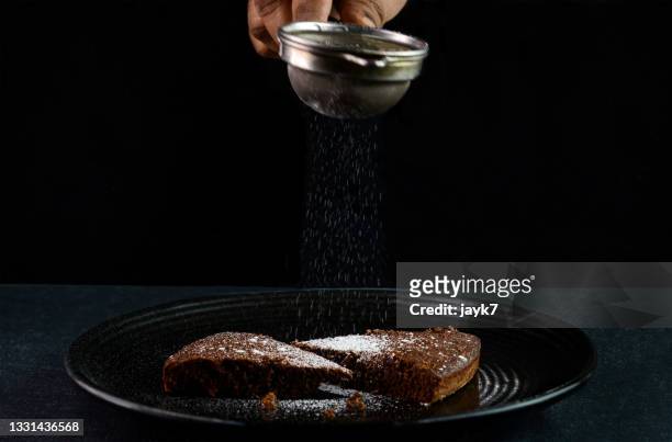 brownies - powdered sugar sifter fotografías e imágenes de stock