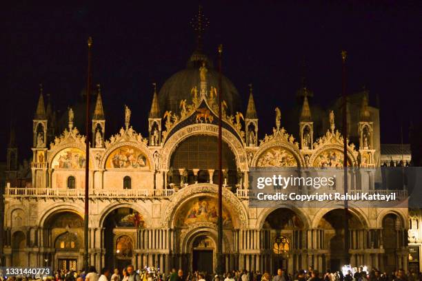 basilica di san marco or st mark's basilica in venice at night - basilica di san marco 個照片及圖片檔