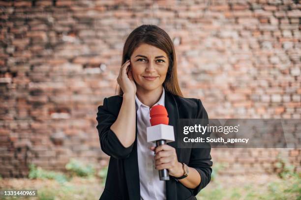 Reportera Tv Presenter With Fotografías e imágenes de stock - Getty Images