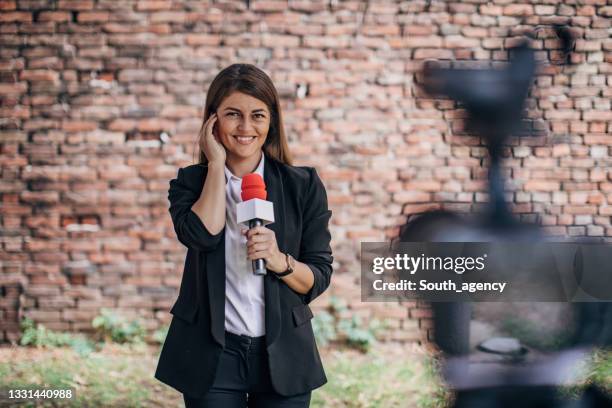 tv-reporterin - moderatorin stock-fotos und bilder