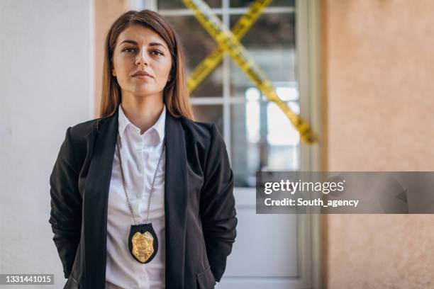 mujer detective en la escena del crimen - woman detective fotografías e imágenes de stock
