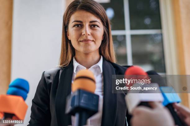 politician speaking to reporters - press room imagens e fotografias de stock