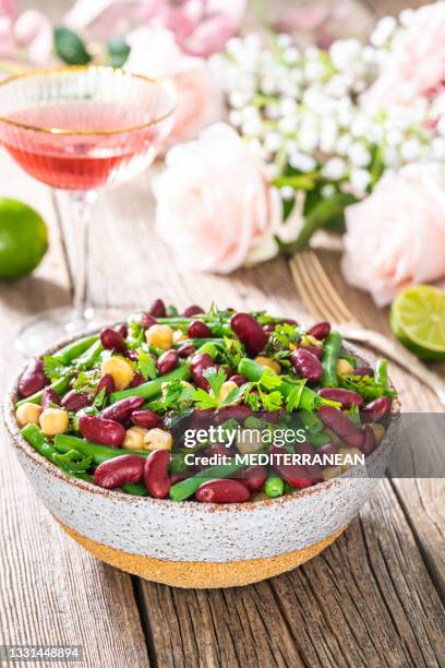 green beans lebanese salad with parsley legumes chickpeas and red beans on rustic wood - lebanese food stockfoto's en -beelden