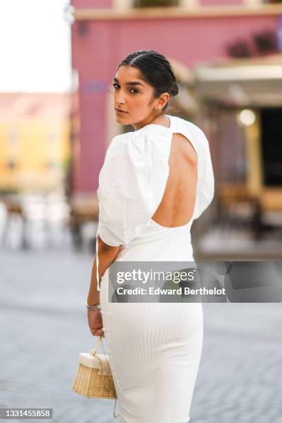 29.134 fotografias e imagens de How To Wear A Backless Dress - Getty Images