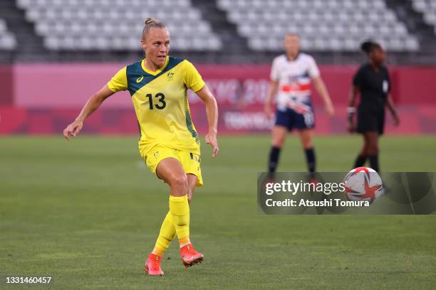 Tameka Yallop of Team Australia makes a pass during the Women's Quarter Final match between Great Britain and Australia on day seven of the Tokyo...