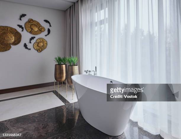 luxury bathroom in a private villa - 据え置き型バスタブ ストックフォトと画像