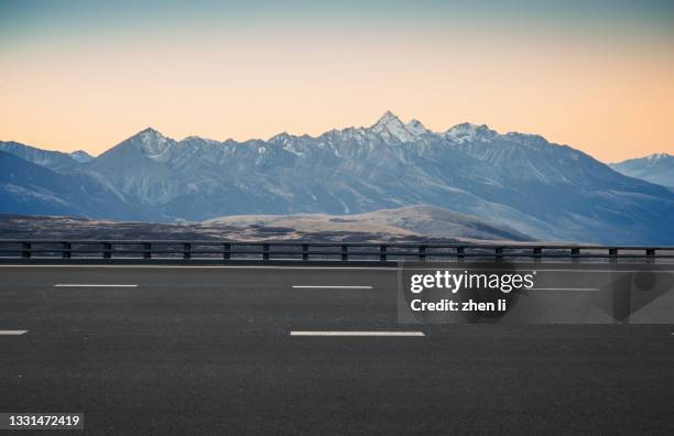 highway on plateau - região autónoma do tibete imagens e fotografias de stock