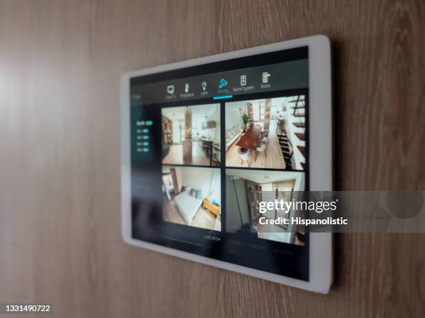 home security system using cameras to monitor the different rooms - bewakingscamera stockfoto's en -beelden