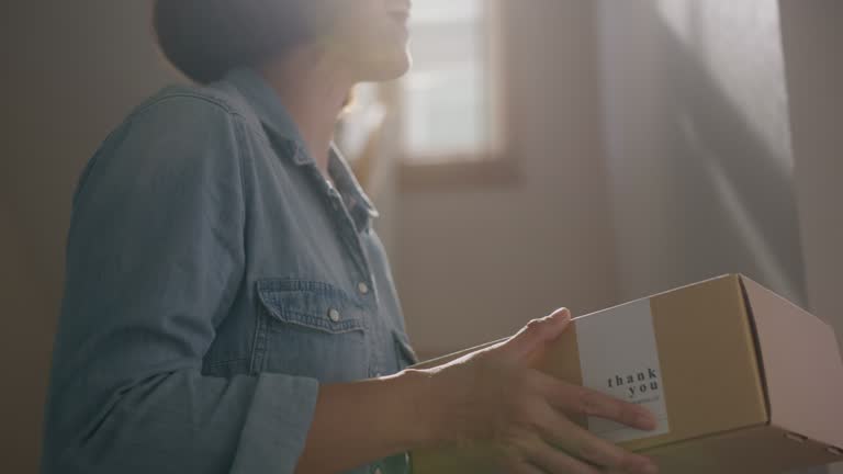 https://media.gettyimages.com/id/1331495824/video/close-up-hand-receive-box-home-delivery-order-from-online-shop-store.jpg?b=1&s=640x640&k=20&c=_HbxVJYe_gCjXtncDGDDlhj7cNXf3FSvsj3n-i1R61A=