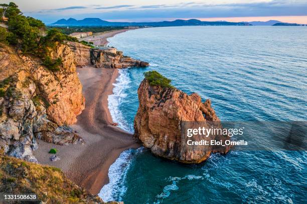 red island cove strand in begur, costa brava, katalonien, spanien - girona stock-fotos und bilder