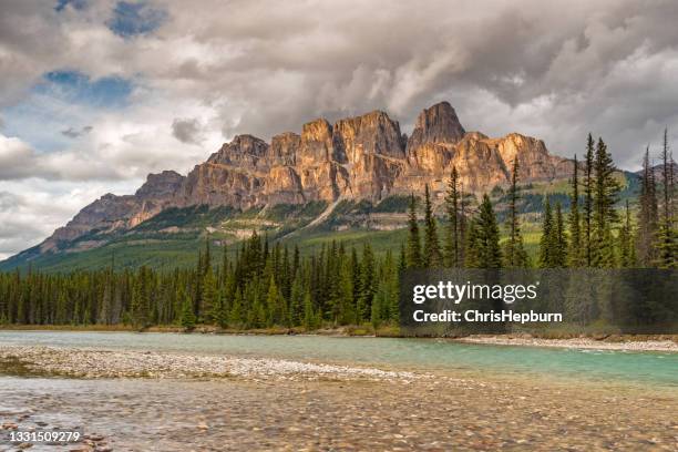 castle mountain, bow river, banff, alberta, canadá - bow valley fotografías e imágenes de stock