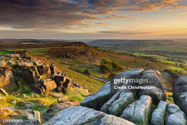 curbar edge sunrise, parc national de peak district, angleterre, royaume-uni - parc national de peak district photos et images de collection