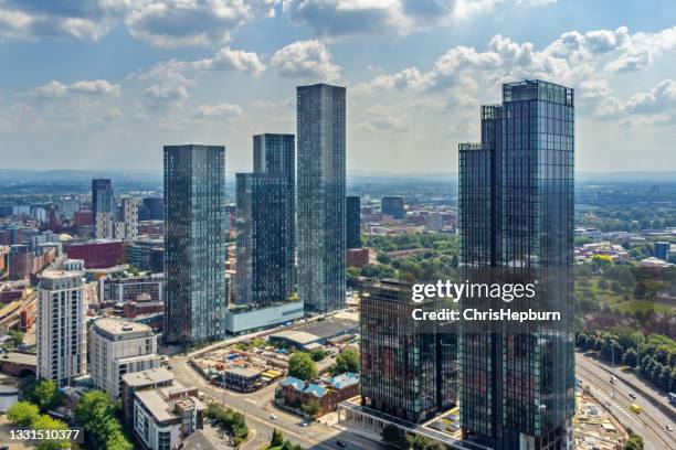 vista aérea de deansgate, horizonte de manchester, inglaterra, reino unido - manchester reino unido - fotografias e filmes do acervo