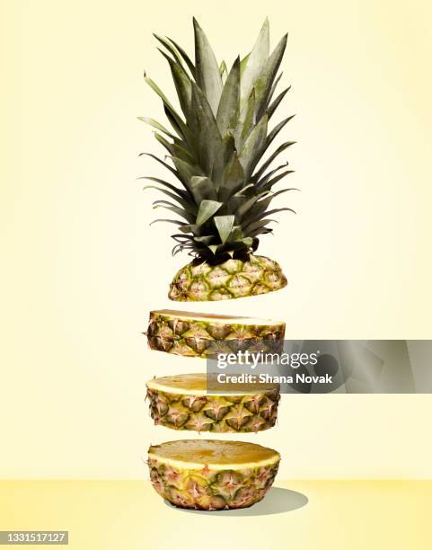 fresh cut flying pineapple - ananas photos et images de collection