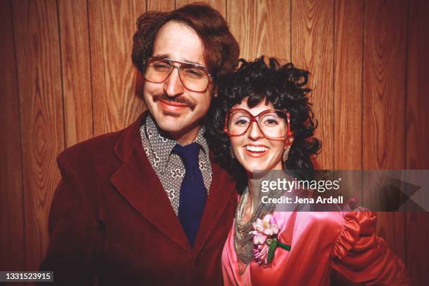 1970s couple at party, 1980s couple at party, retro couple laughing, having fun - fashion archive stockfoto's en -beelden