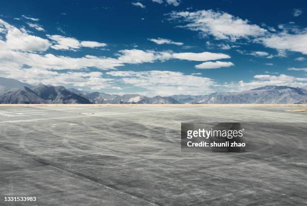 airport runway on the plateau - altiplano - fotografias e filmes do acervo