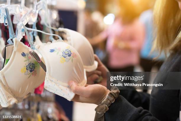 woman buy lingerie - bra stockfoto's en -beelden