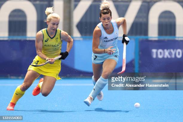 Amy Rose Lawton of Team Australia chases the loose ball against Agustina Albertarrio of Team Argentina during the Women's Preliminary Pool B match...