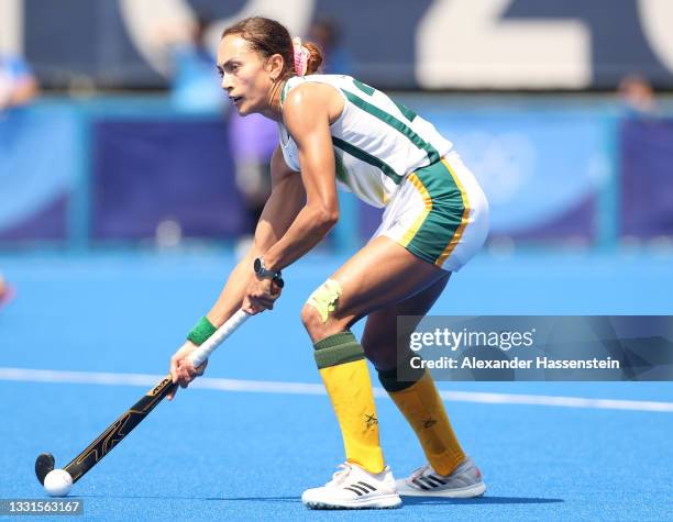 Quanita Bobbs of Team South Africa passes the ball during the Women's Preliminary Pool A match between India and South Africa on day eight of the...