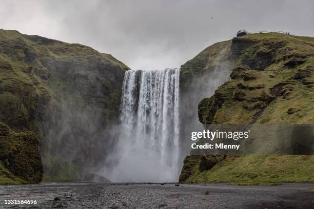 majestätischer skogafoss wasserfall skoga fluss sudurland skógafoss island - mlenny photography stock-fotos und bilder