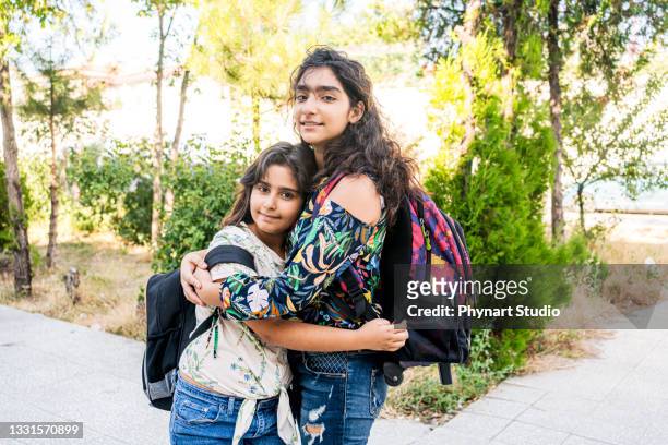 retrato de chicas de oriente medio que van a la escuela - iranian girl fotografías e imágenes de stock