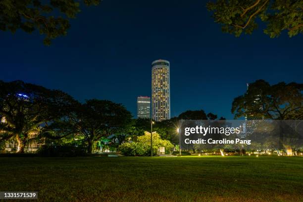 green open space at night. - singapore sky view stock pictures, royalty-free photos & images