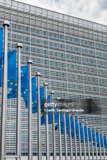 european union flags at berlaymont building of the european commission - quartier européen bruxelles photos et images de collection