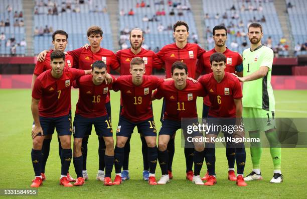 Players of Team Spain pose for a team photograph prior to the Men's Quarter Final match between Spain and Cote d'Ivoire on day eight of the Tokyo...
