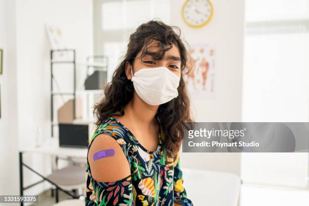teenager-mädchen nach der impfung - arab doctor patient stock-fotos und bilder