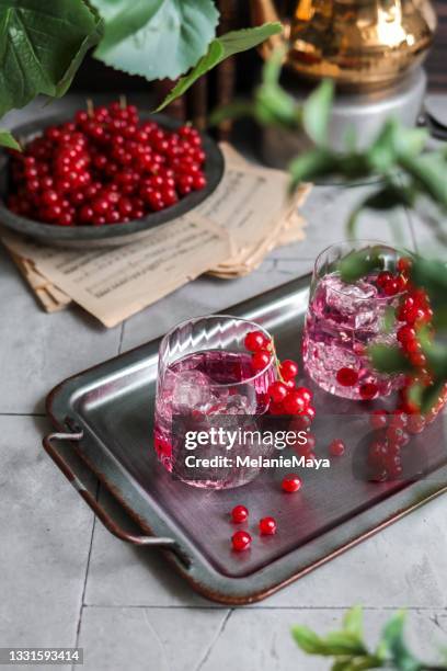 summer red currant berry lemonade drink punch with fresh fruit - ice tea stockfoto's en -beelden