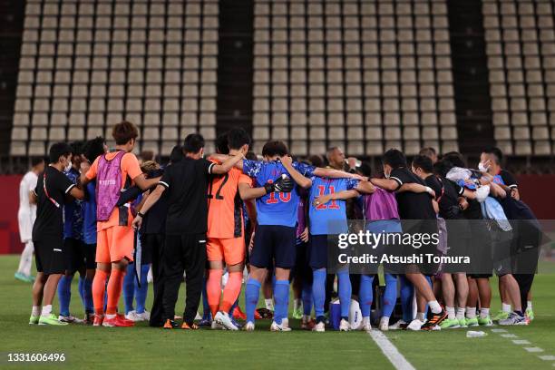 Players of Team Japan form a huddle before extra-time during the Men's Quarter Final match between Japan and New Zealand on day eight of the Tokyo...