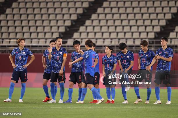 Players of Team Japan watch on during the penalty shoot out during the Men's Quarter Final match between Japan and New Zealand on day eight of the...