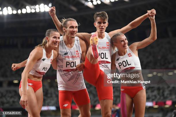 Kajetan Duszynski, Justyna Swiety-Ersetic, Karol Zalewski, Natalia Kaczmarek of Team Poland celebrate after winning the gold medal in the 4x400m...