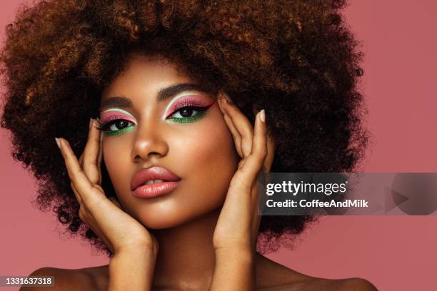retrato de una joven afro con maquillaje brillante - modelo de modas fotografías e imágenes de stock