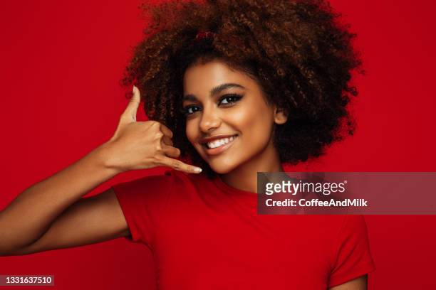 pretty young afro woman - belt stockfoto's en -beelden