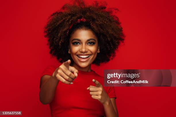 mulher afro muito jovem - apontando sinal manual - fotografias e filmes do acervo