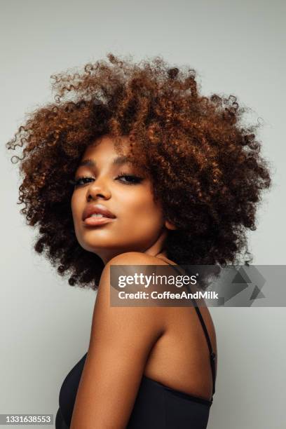 hermosa mujer afro con maquillaje perfecto - woman hair style fotografías e imágenes de stock