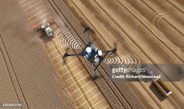 hi-tech farming - drone agriculture foto e immagini stock